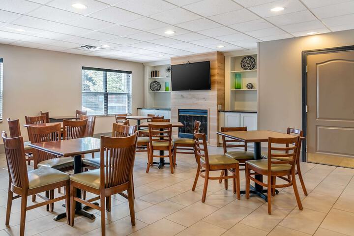 Country Inn & Suites by Radisson Rossford - Toledo South