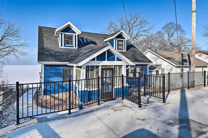 Lakefront Home w / Gorgeous Sunsets Kayaks, & Pier