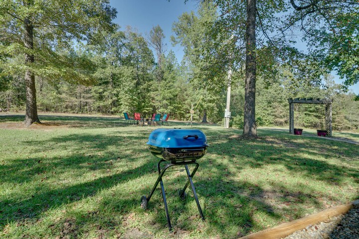 Secluded Broken Bow Cabin w / Fire Pit and Deck!