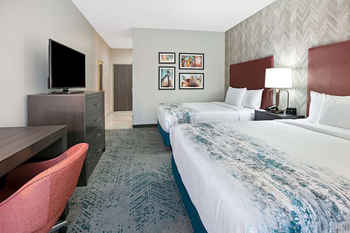 La Quinta Inn & Suites by Wyndham DFW Airport West-Glade