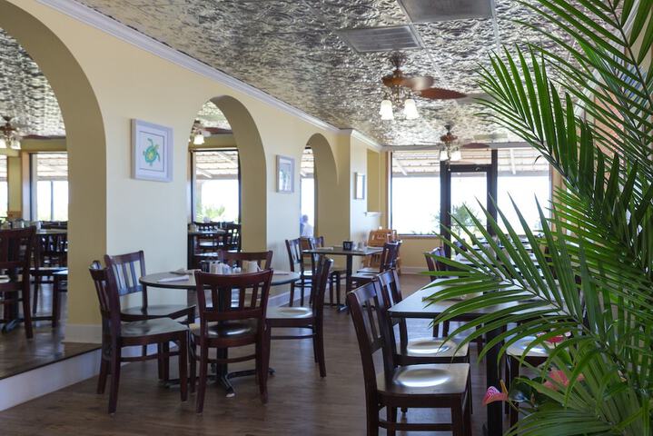 Lounge 54 of 65