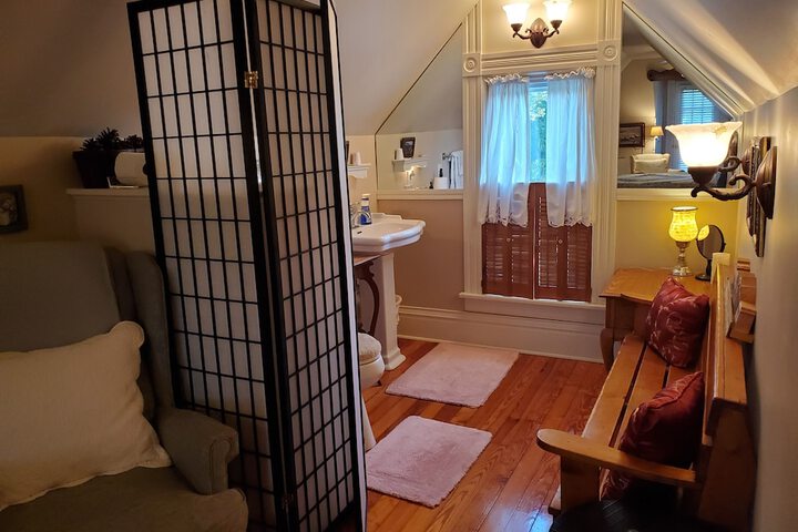 Historic Iron Horse Inn