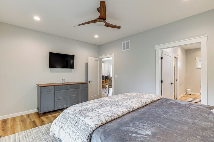 Rock Hall Retreat w / Balcony Near Park & Marina!
