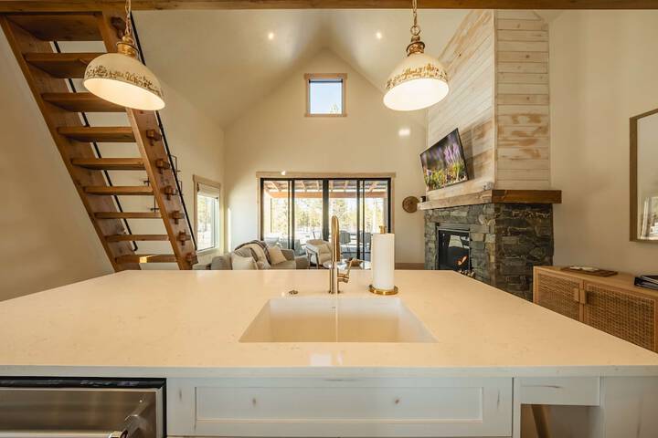 Wilderness Club Nest Modern Cabin Retreat for 9 w / Hot Tub
