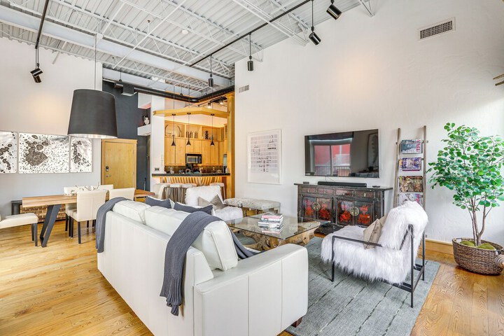 Near Trail: Dtwn Eagle Ranch Condo w / Balcony