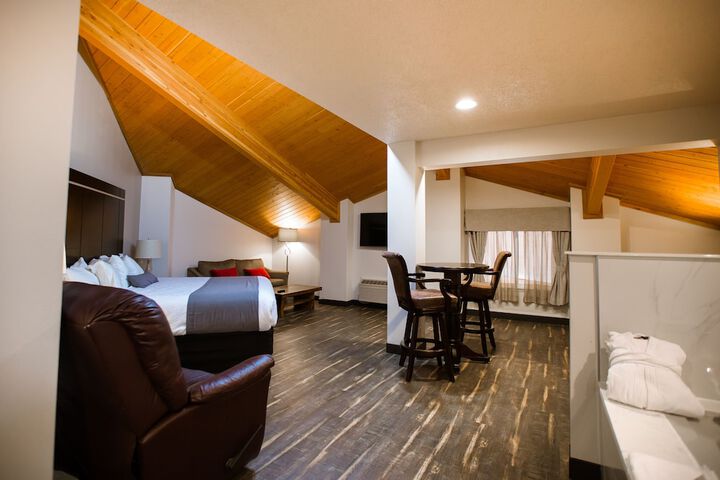 Ten Pin Inn & Suites