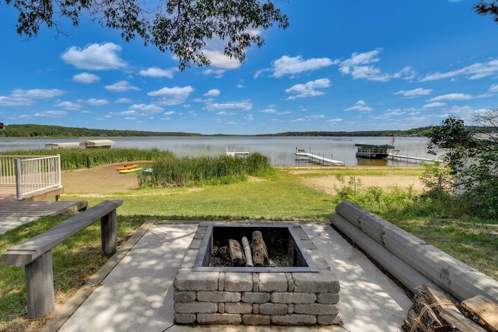Lakefront Motley Cabin w / Private Deck + Dock!