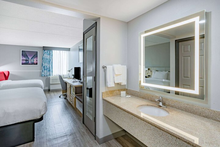 Room 32 of 47