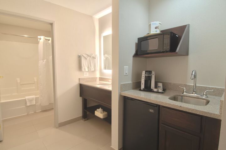 Holiday Inn Express & Suites Chicago-Libertyville by IHG