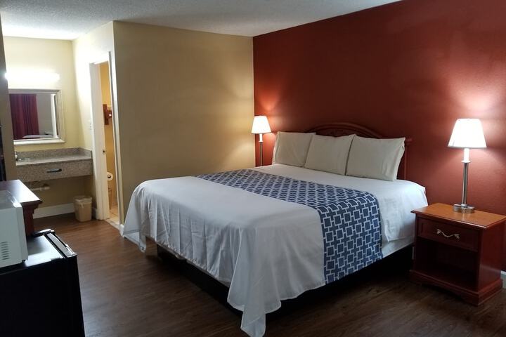 Room 11 of 28