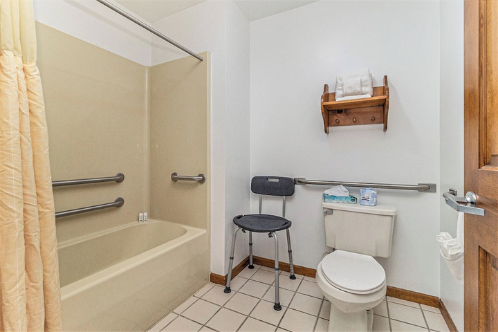 Snyders Shoreline Inn