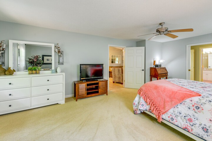 Bright Franklin Villa: Fireplace Golf Course View