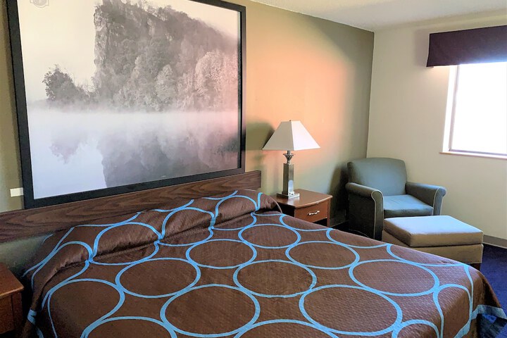 Room 13 of 18