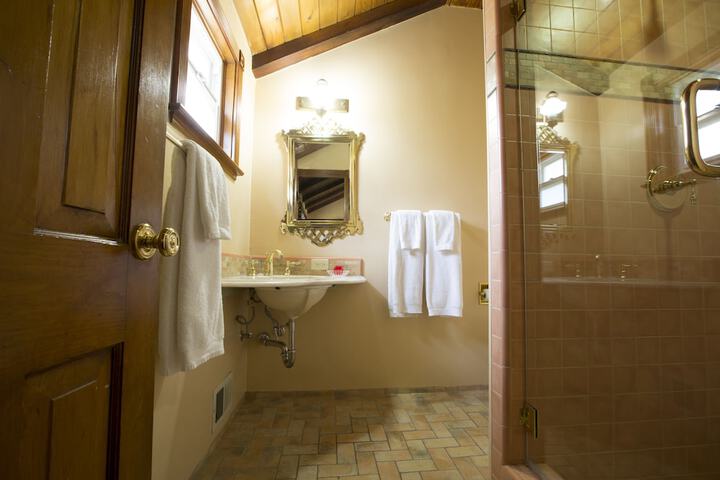 Room 142 of 461