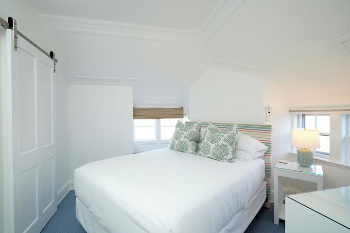 Room 28 of 40