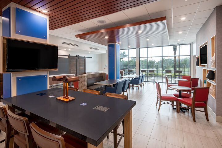 Holiday Inn Express & Suites Ft. Myers Beach-Sanibel Gateway by IHG