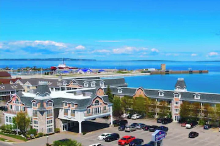 Hamilton Inn Select Beachfront Mackinaw City