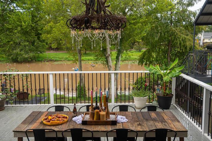 Chateau Royale Pet Friendly, on Bayou, Downtown!
