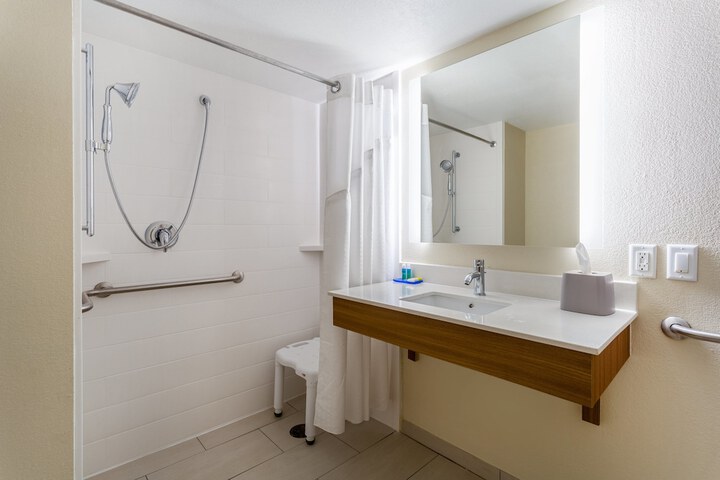 Holiday Inn Express & Suites Cedar Falls - Waterloo by IHG