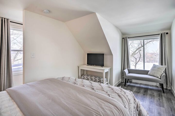 Cozy Plymouth Cottage w / Medicine Lake View!
