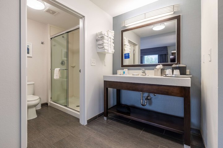 Hampton Inn & Suites Greensboro / Coliseum Area