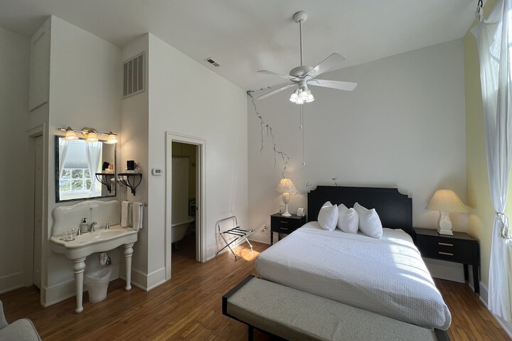 Room 33 of 142