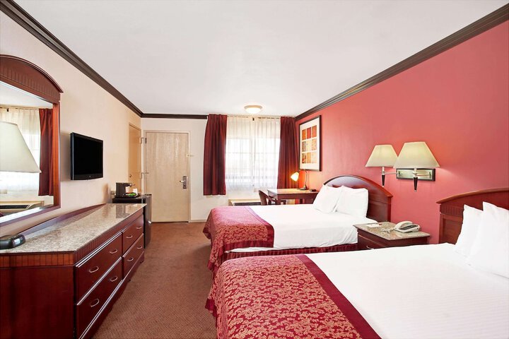 Room 8 of 9