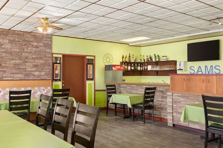 Dining 16 of 23