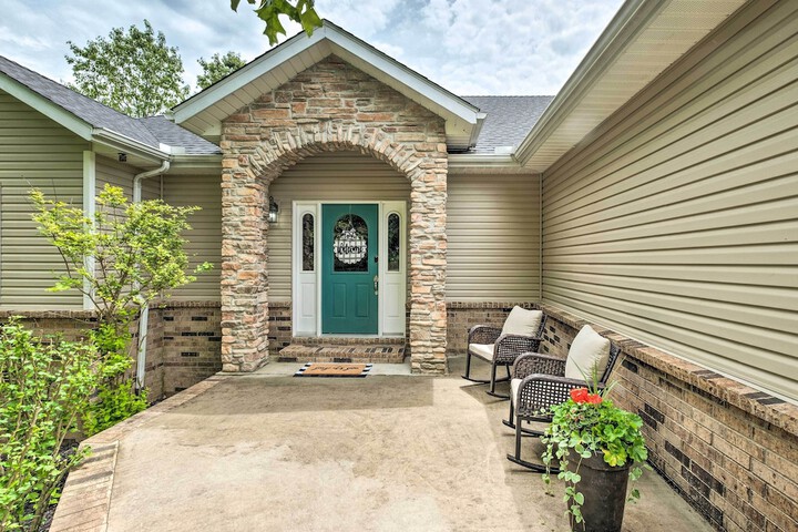 Bella Vista Home w / Yard: Half Mile to Trails!