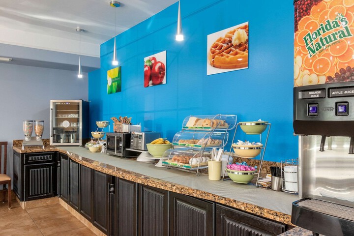 Quality Inn & Suites at the Outlets Mercedes / Weslaco