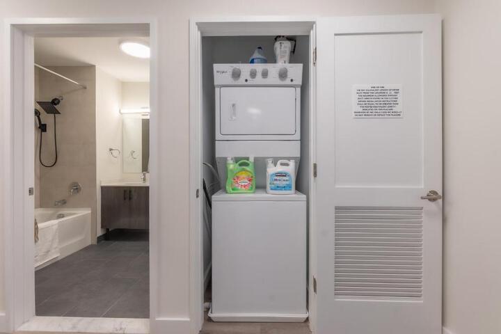 Opulence in Olive with Free Parking plus EV Plug 2 BR 2 baths Suite, 5 beds and Sleeps 8