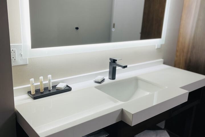 Luxor Inn & Suites a Travelodge by Wyndham