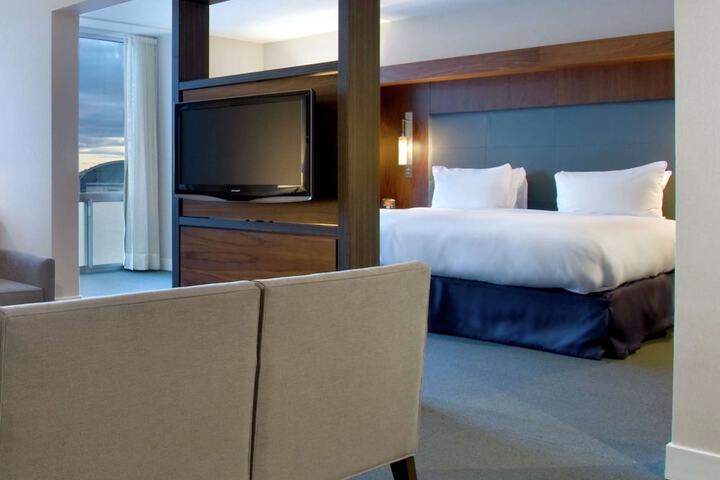 Hilton Toronto Airport Hotel & Suites