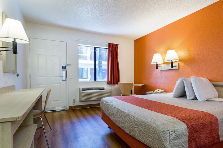 Room 32 of 32