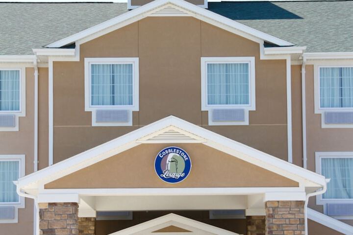 Cobblestone Hotel & Suites – Devils Lake