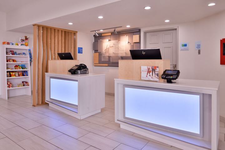 Holiday Inn Express Farmington - Bloomfield by IHG