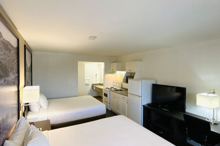 Super 8 by Wyndham 100 Mile House