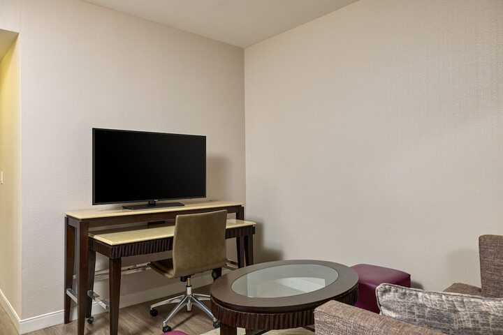 Lounge 48 of 49
