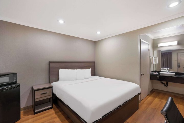 Room 25 of 33
