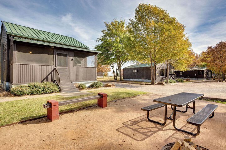 Community Pier: Cozy Kerens Cabin!