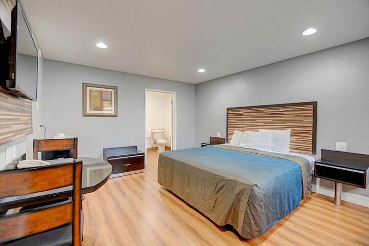 Room 12 of 18