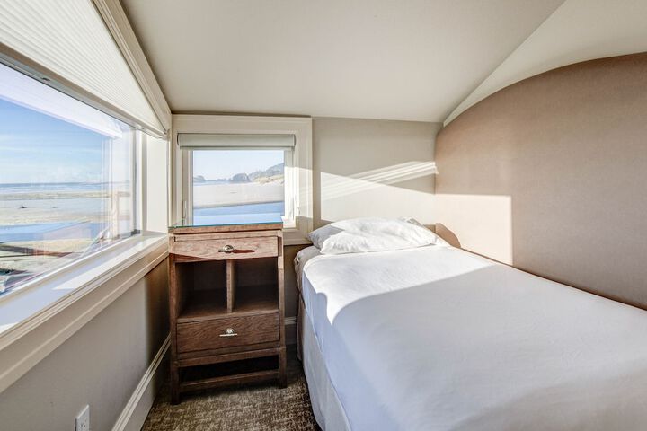 The Waves / The Argonauta Inn/The White Heron Lodge