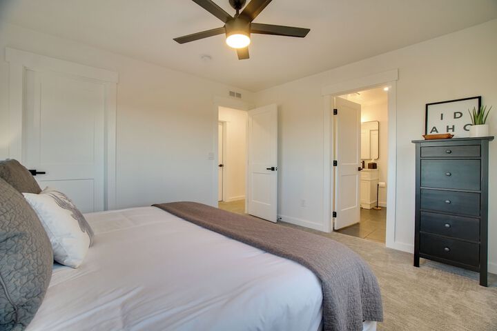 Modern Donnelly Cabin w / Private Hot Tub