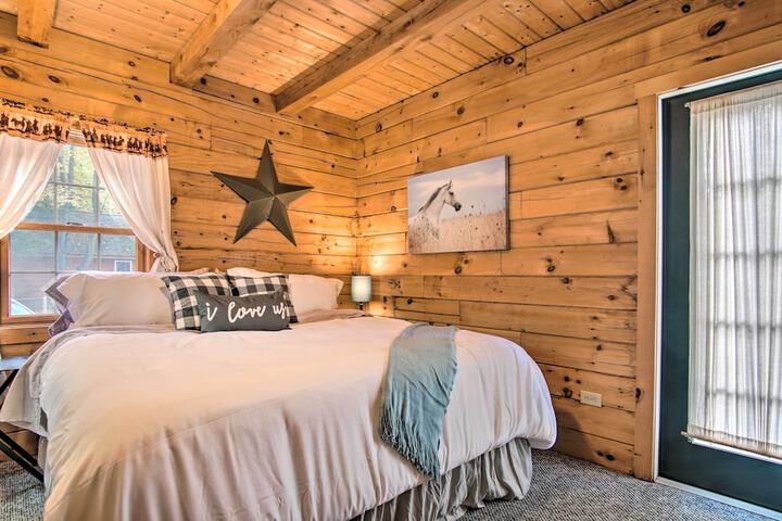Rustic Rothbury Cabin w / Resort Amenity Access!