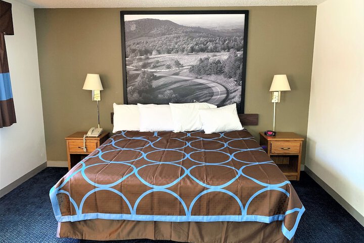 Room 9 of 18