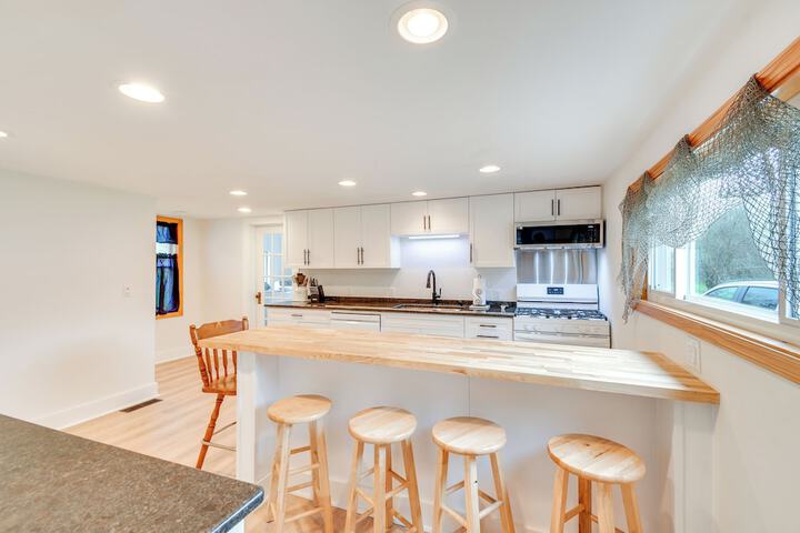 Walk to Beach! Sodus Point Escape w / Private Yard