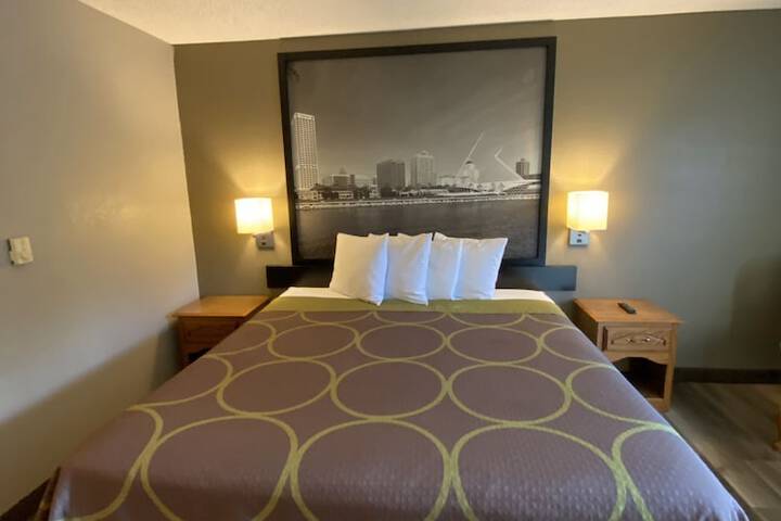 Super 8 by Wyndham Green Bay Near Stadium