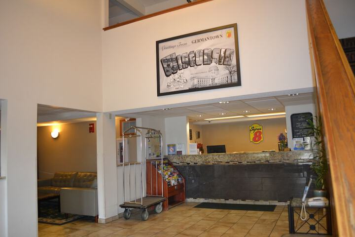 Super 8 by Wyndham Germantown / Milwaukee