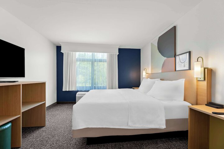 Spark by Hilton Tupelo