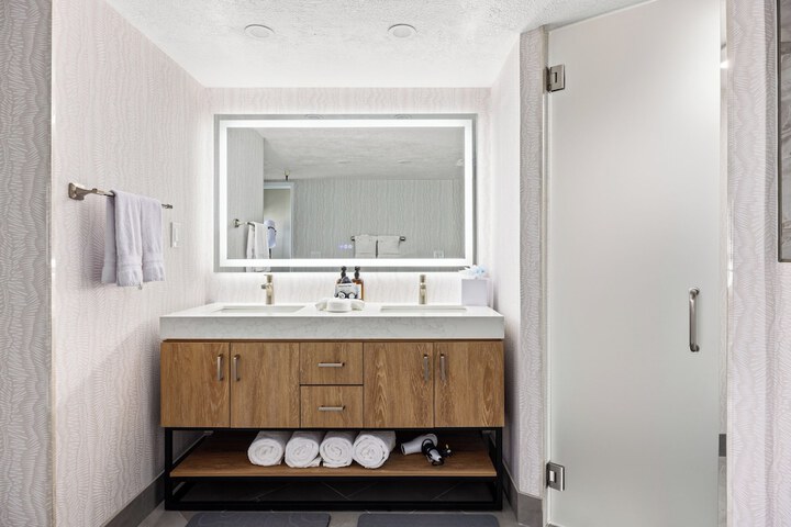 456 Embarcadero Inn & Suites